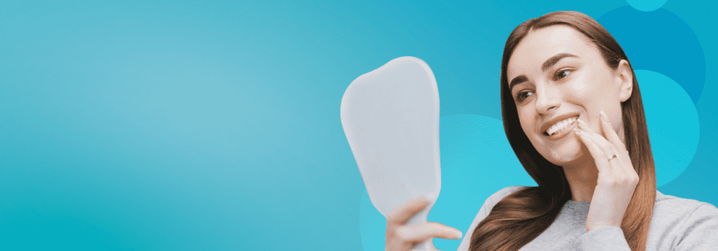 Mujer en revisión odontológica para combatir la placa dental